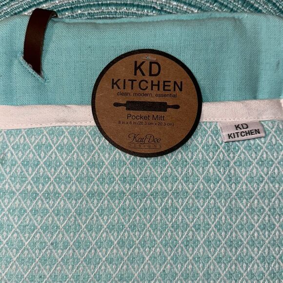 Set of Six Teal Ombre Round Weave Placemats, Table Runner, Mitts, Towels ++++ - Picture 12 of 16